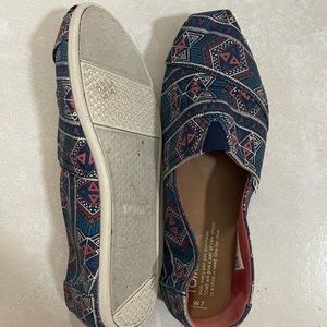 TOMS 7 W
